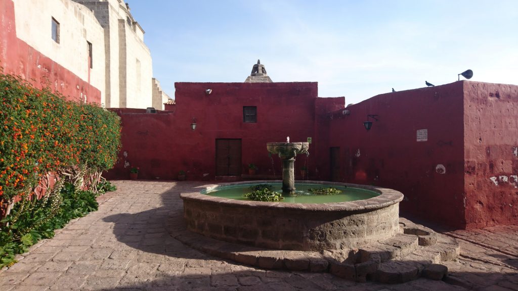 Une fontaine au cœur du monastère