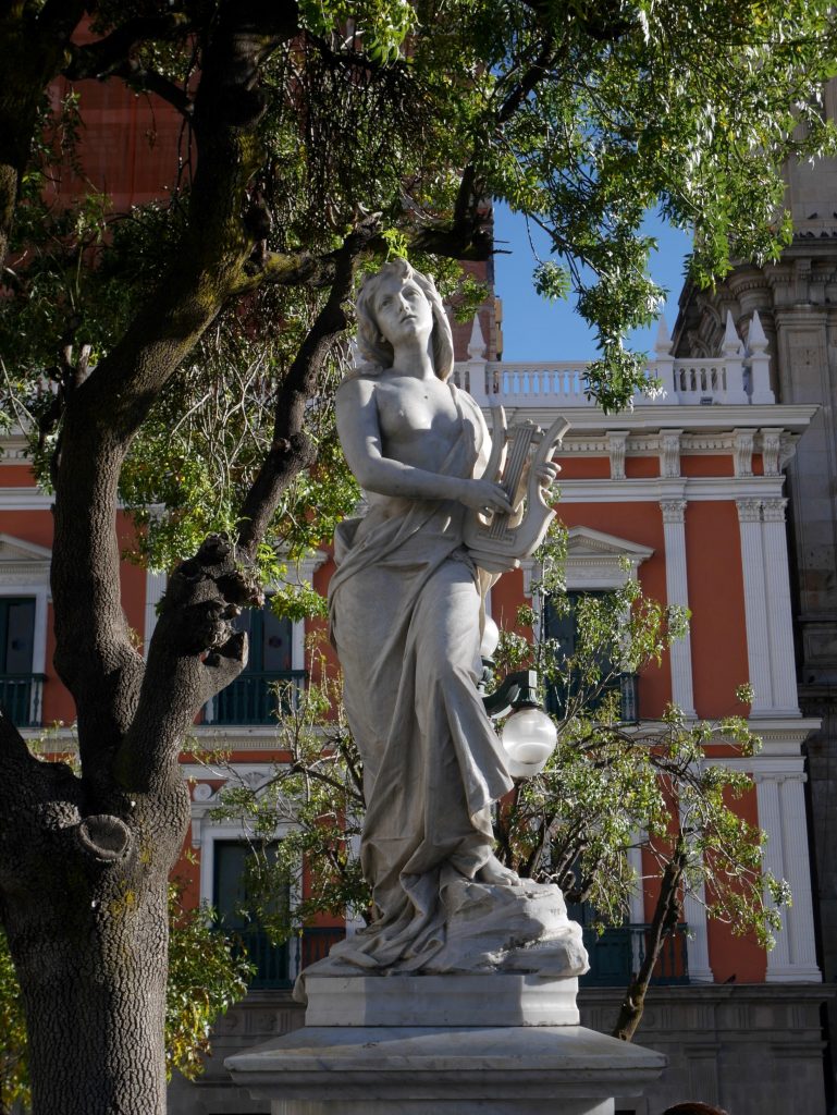Une statue plaza Murillo