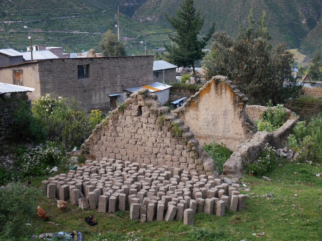 Briques de terre dans le village