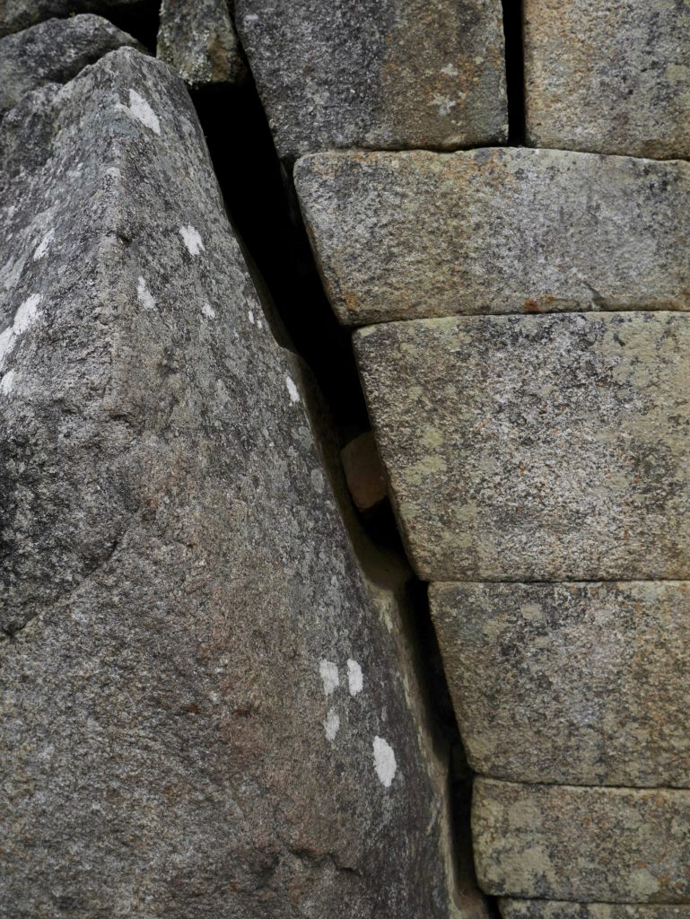 Les murs suivent la roche