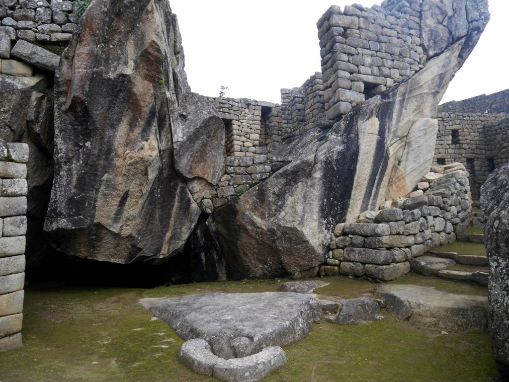 Le temple du condor, que vous pouvez voir : le bec et la tête au sol, les ailes en pierre brute